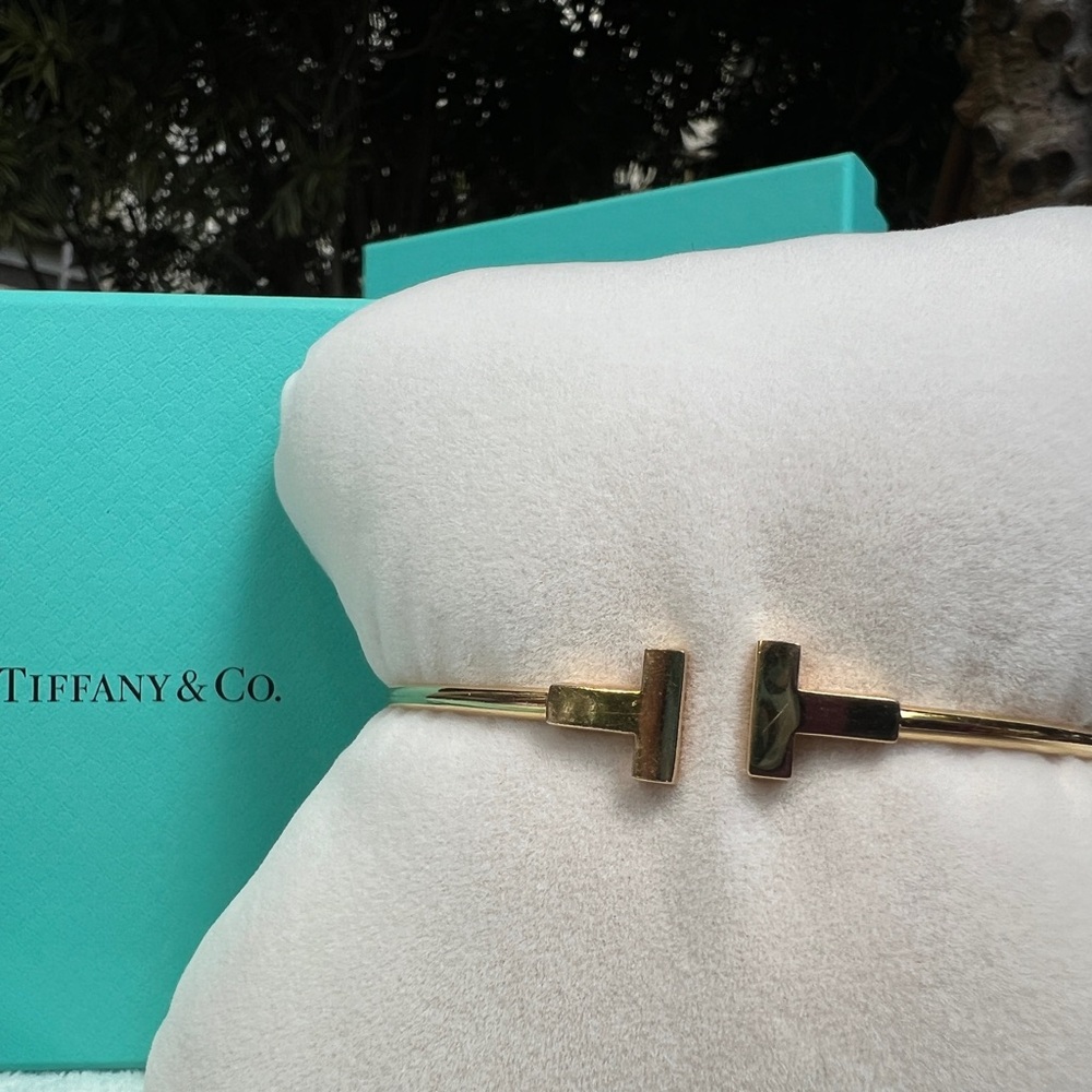 TIFFANY T WIRE BRACELET 18K Rose Gold, Size Medium. - Picture 9 of 17